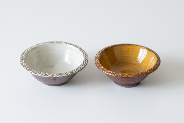 櫛目縁皿（飴・白）
